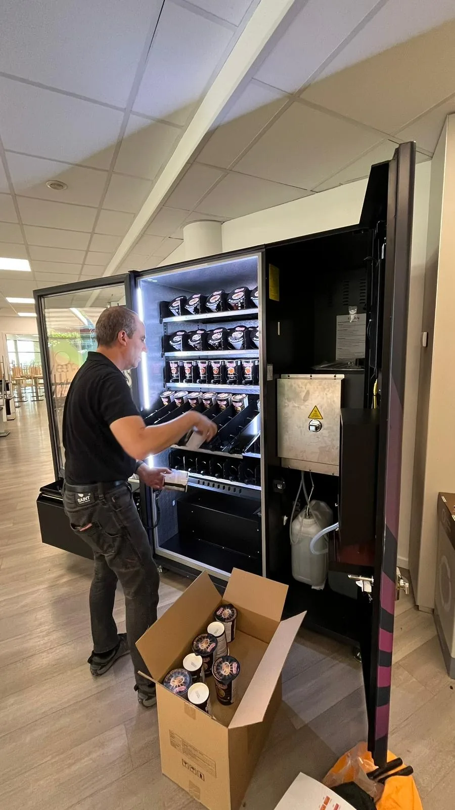 Chargement des produits dans un distributeur automatique de repas chauds