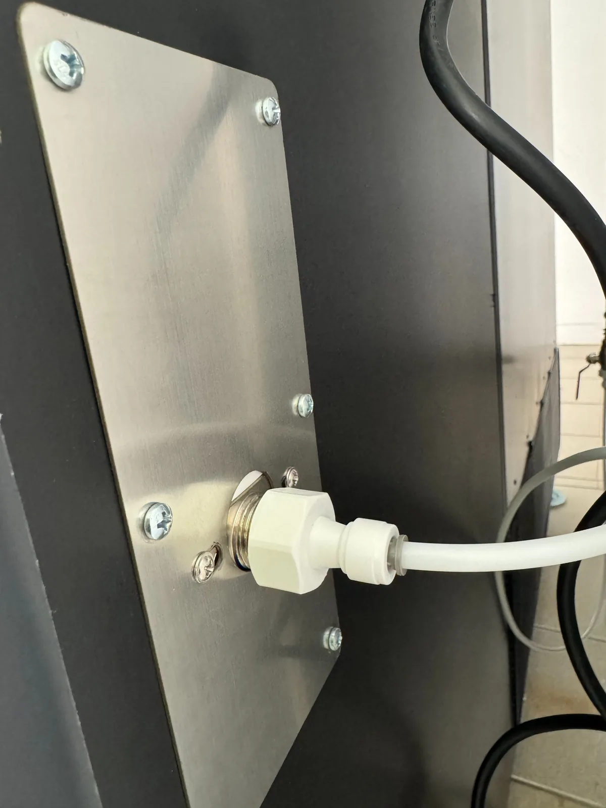 Connexion du tuyau d'eau à l'arrière du distributeur automatique