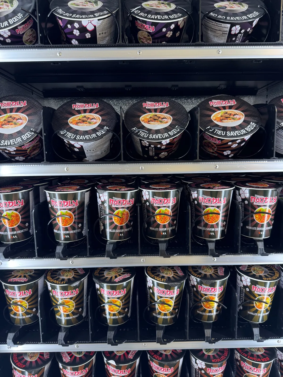 Bols et cups Noodly rangés dans le distributeur automatique