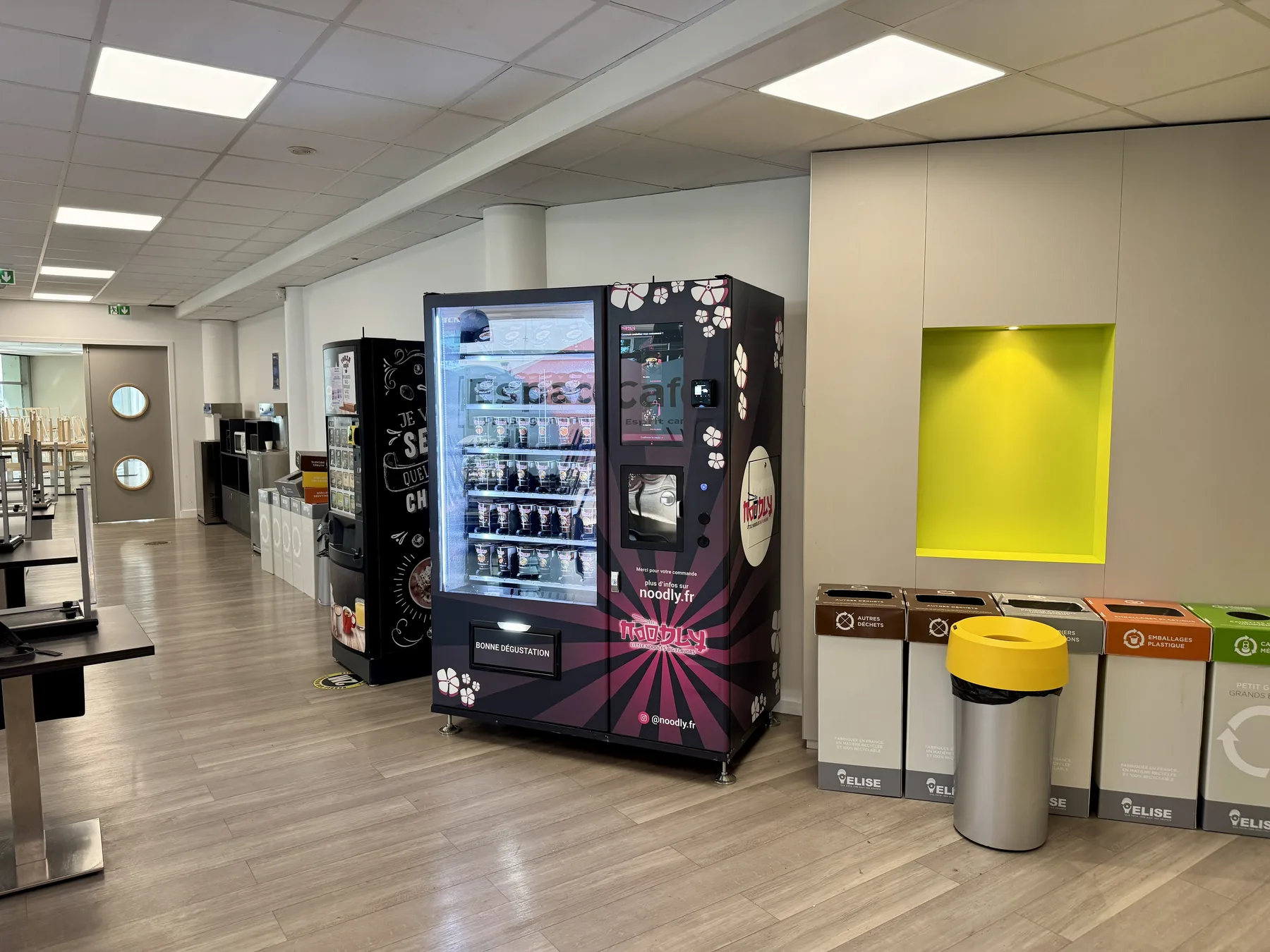 Distributeur automatique de repas chauds Noodly installé dans une école