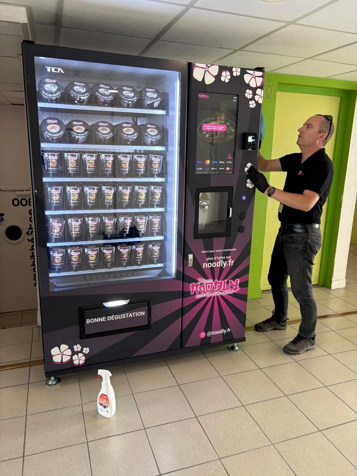 Nettoyage et entretien d'un distributeur de repas chauds pour établissement de santé