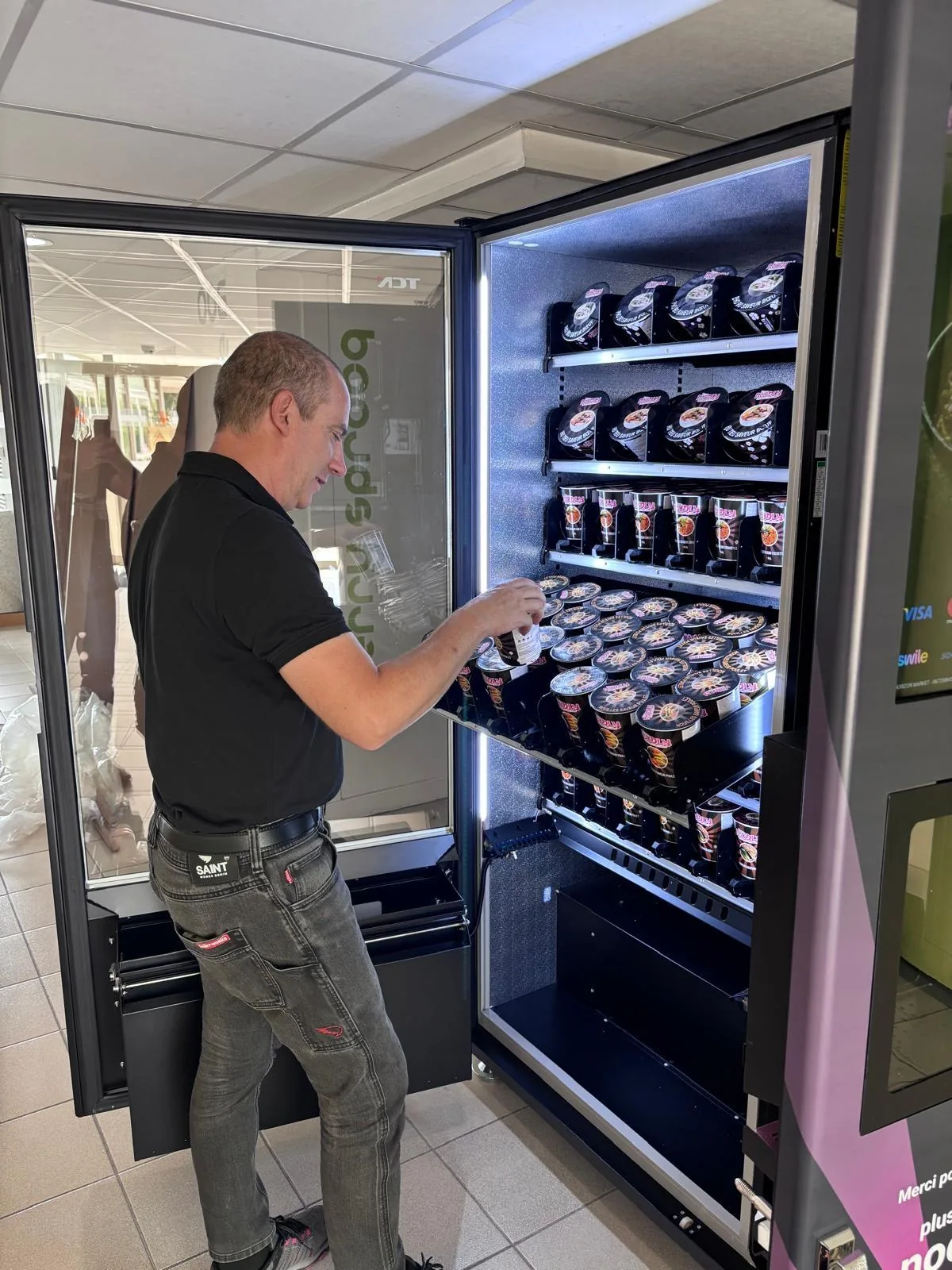 Réapprovisionnement d'un distributeur automatique de repas chauds Noodly