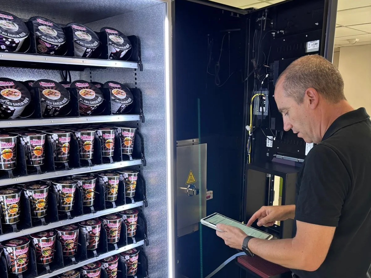Suivi et maintenance d'un distributeur automatique Noodly en entreprise